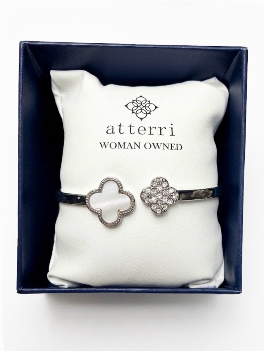 NWT ⚜️🤍⚜️ ATTERRI Double Clover Silver Tone Hinged Cuff Bracelet